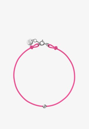 Bracciale in corda rosa con chiusura in argento e una singola pietra preziosa trasparente come accento. Texture liscia con un semplice design a nodo.