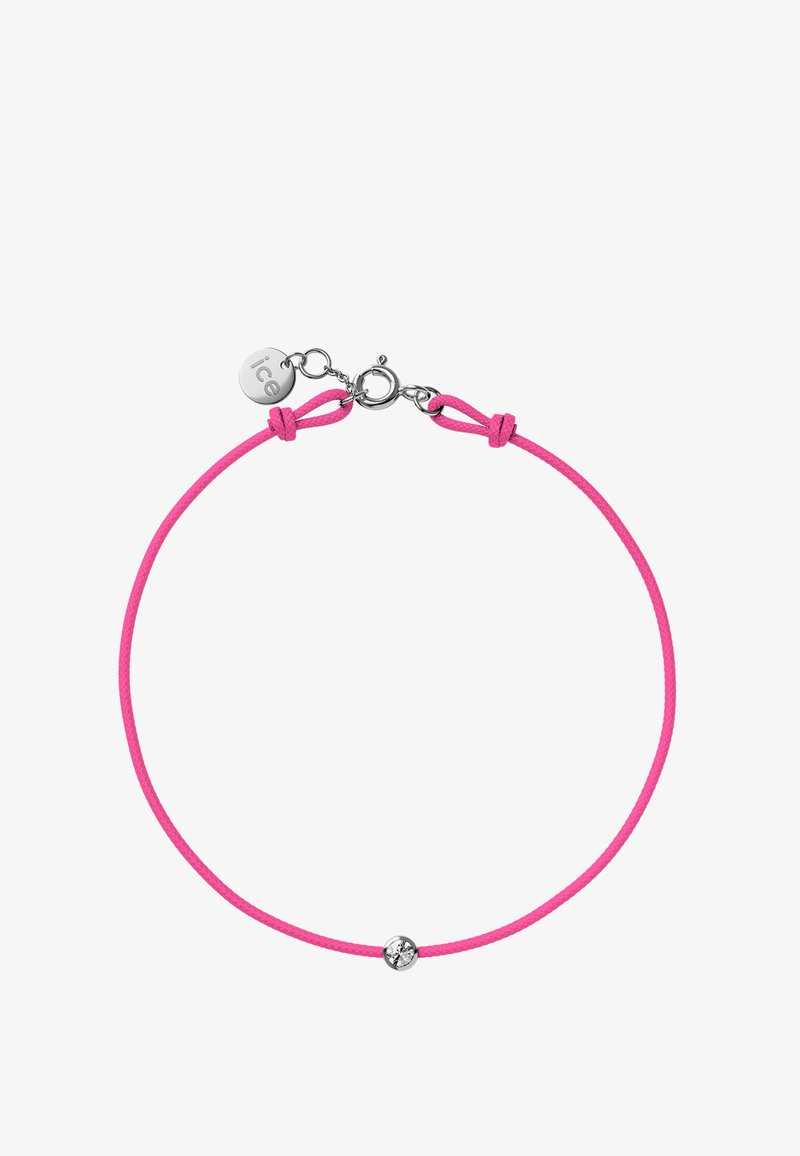 Rožinės spalvos virvės apyrankė su sidabriniu užsegimu ir vienu skaidriu brangakmeniu kaip akcentu. Lygi tekstūra su paprastu mazgo dizainu.