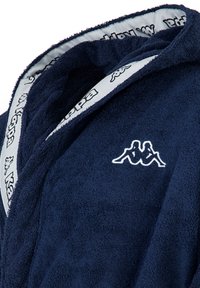 Marineblaue Bademantel aus weichem Frottierstoff. Mit einem weißen Logo und einem gemusterten Besatz mit "Kappa"-Markierung an der Innenseite der Kapuze.