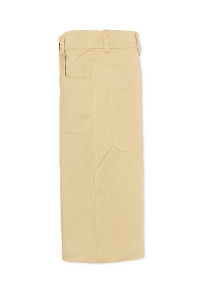 Shorts beige jusqu'aux genoux pliés, avec passants de ceinture, poches avant et latérales, et détails de couture renforcée.