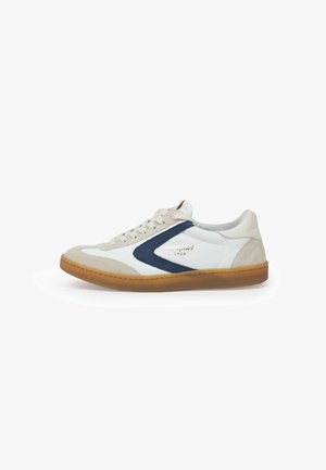 Sneaker in pelle bianca con accenti blu navy, punta in suede grigia e suola in gomma naturale. Presenta un logo dorato e chiusura con lacci tradizionale.