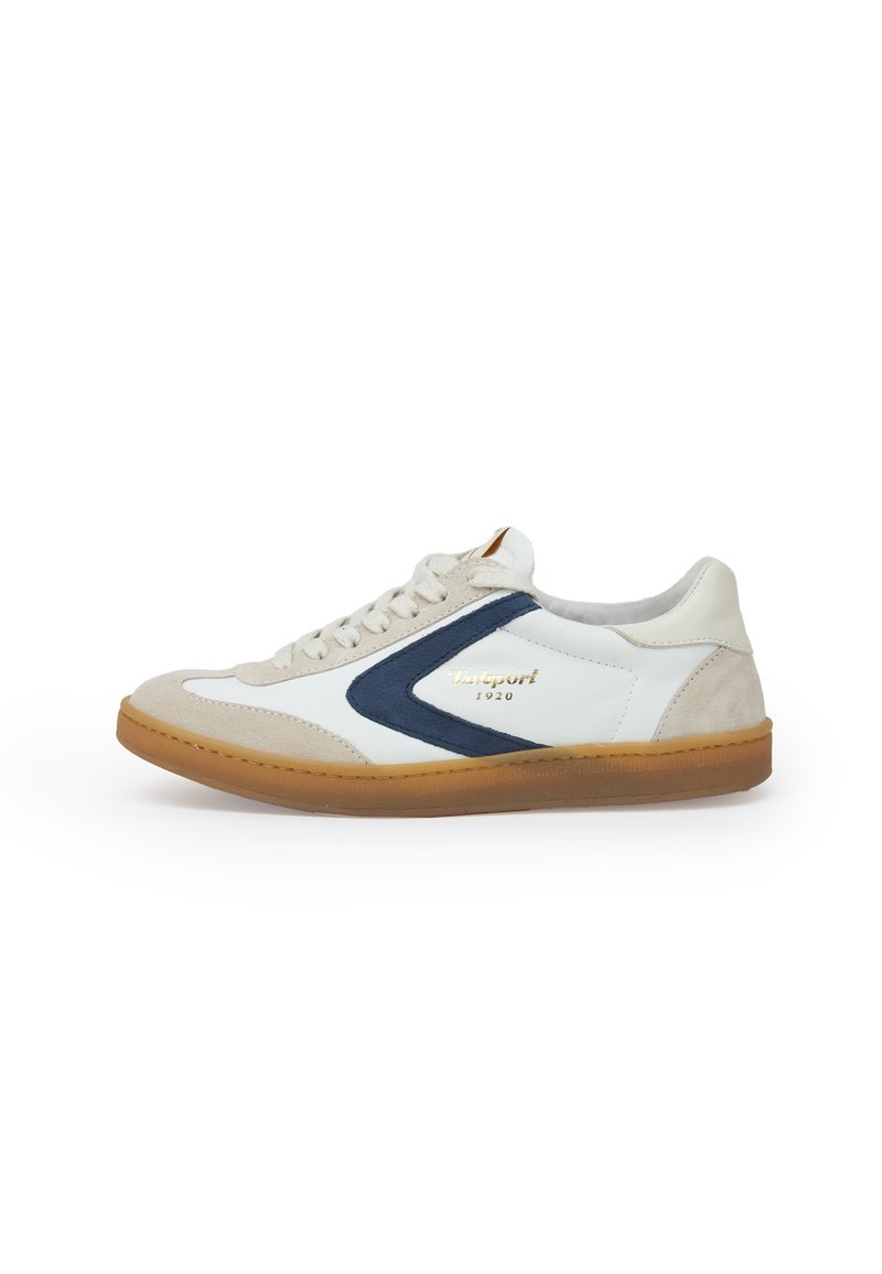 Sneaker in pelle bianca con accenti blu navy, punta in suede grigia e suola in gomma naturale. Presenta un logo dorato e chiusura con lacci tradizionale.