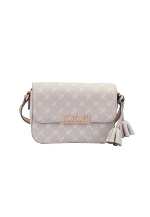 Sac à épaule Joop gris clair avec motif embossé, logo doré sur le rabat, bandoulière ajustable et pompons décoratifs sur le côté.