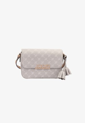 Sac à épaule Joop gris clair avec motif embossé, logo doré sur le rabat, bandoulière ajustable et pompons décoratifs sur le côté.
