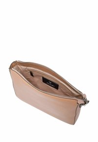 Pochette in pelle color cuoio con cerniera argentata, texture liscia e interno in tessuto con una piccola tasca e etichetta con marchio.