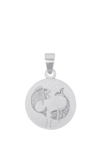 Silverpendant med två ingraverade fiskar i en cirkulär design, med en texturerad yta och en ögla för fäste.