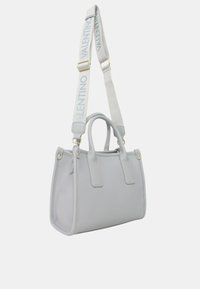 Borsa in pelle grigia con doppi manici superiori e una tracolla regolabile. Presenta accessori dorati e una base rinforzata. Texture liscia.