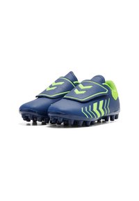 Zapatos de fútbol sintéticos azules con acentos en verde lima, con una parte superior texturizada, lengüeta acolchada y tacos moldeados para tracción.