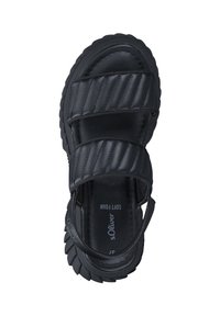 Schwarze Sandalen mit einer strukturierten Oberseite, drei breiten Riemen, einer dicken Gummisohle und weichen Schauminzätzen für zusätzlichen Komfort.