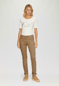 s.Oliver Vaqueros slim fit - sandfarben