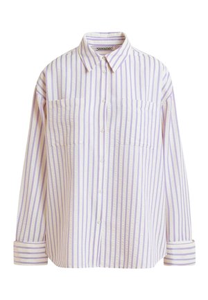 Camicia bianca a maniche lunghe con righe verticali lavanda, chiusura con bottoni, tasche sul petto e collo classico, mostrata su uno sfondo neutro.