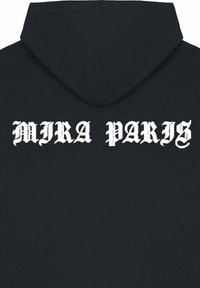 Felpa nera con cappuccio caratterizzata da bold bianco con la scritta "MIRA PARIS" sul retro in un font gotico. Il materiale sembra morbido con una texture liscia.