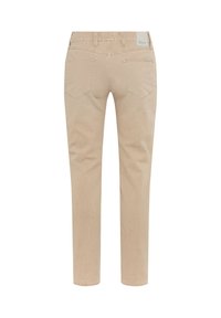 Jeans beige à jambes droites avec deux poches arrière, passants pour ceinture et une petite étiquette de marque près de la taille sur un fond blanc.