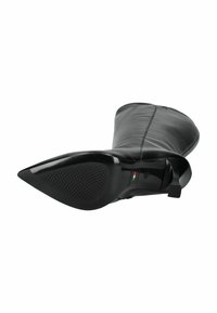Stivale nero in pelle al ginocchio con punta affusolata, superficie liscia e suola in gomma testurizzata. Include un tacco piccolo e una linguetta decorativa sul retro.