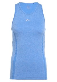Jasnoniebieska sportowa koszulka na ramiączkach wykonana z miękkiego, teksturowanego materiału. Posiada okrągły dekolt i dopasowany krój z delikatnym detalem bocznych szwów.