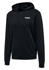 Schwarzer Hoodie mit Kängurutasche vorne, Kordelzug-Kapuze und weißem "hummel sportswear"-Logo auf der linken Brust.