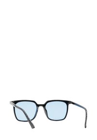 Occhiali da sole quadrati con montatura in plastica nera e lenti azzurrate. Presentano lati sottili e eleganti con dettagli discreti. Design leggero.