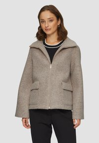 Veste en mélange de laine beige avec une fermeture éclair, un large col et deux poches avant. Dispose d'un motif texturé et d'une coupe décontractée.