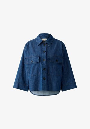 Veste en denim avec un devant à boutons, deux poches poitrine, un col pointu et des manches courtes. Tissu bleu foncé avec une texture lisse.