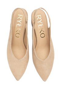 Beige mokkaläkkiflatit, joissa on terävä kärki, matala korko ja leikattu sivu. Kulta logo pohjalla lisää yksityiskohtia.