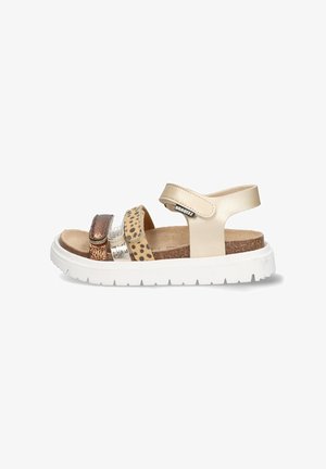 Beige sandalen met drie banden: een metallic bruine, een glanzend zilveren en een met een luipaardprint. Witte rubberen zool voor grip.