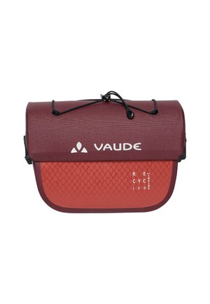 Kompatkte rote und bordeauxfarbene Vaude Fahrradtasche mit Frontklappe, Zugbandverschluss und "Recycled Inside"-Schriftzug auf der gemusterten unteren Tasche.