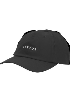 Mies, jolla on musta lippalakki tekstiillä ”VIRTUS” ja musta pitkähihainen paita, katsoo vasemmalle yksivärisen valkoisen taustan edessä.