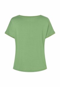 Kurzarmpullover in Grün mit rundem Halsausschnitt, weichem Material und leicht abgerundetem Saum. Keine sichtbaren Marken oder Muster.