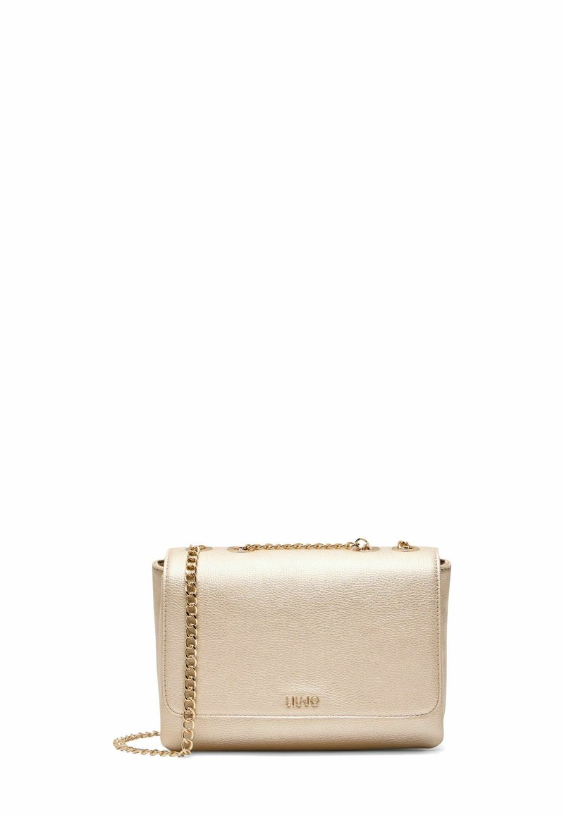 Metallic guld crossbody taske med en tekstureret finish, præget med en guld kædetras og en klaplukning, samt et præget logo på forsiden.