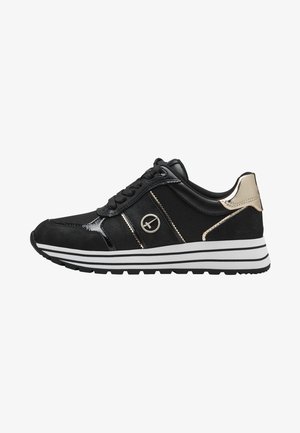 Sneaker nera con accenti in vernice e dettagli dorati. Presenta una tomaia testurizzata, suola bianca e nera a contrasto e design con punta arrotondata.