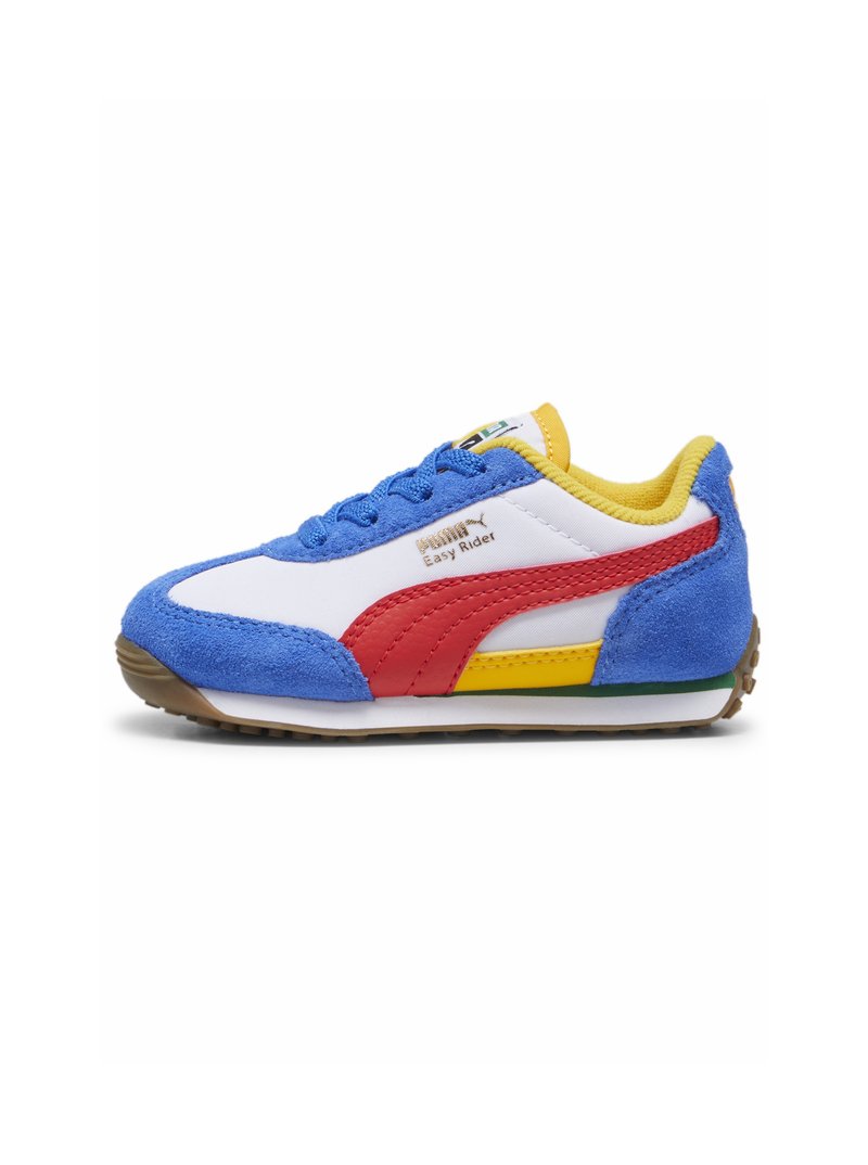 Zapatillas de ante azul con acentos de cuero blanco, rayas rojas y amarillas, suela de goma y detalles del logotipo. Diseño de perfil bajo adecuado para el uso casual.