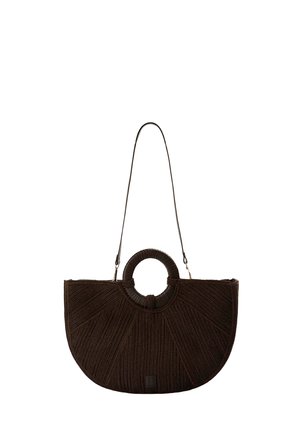 Bolso medio luna de color marrón oscuro tejido, con asas redondas en la parte superior y una correa larga para el hombro desmontable sobre un fondo blanco.