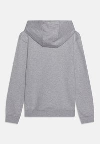 Šedá mikina s texturovaným povrchem, se stahovací kapucí, dlouhými rukávy a žebrovanými manžetami a spodním lemem. Pohled zezadu bez grafiky nebo vzorů.