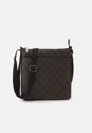 JOOP! CORTINA PIAZZA MILIAN SHOULDERBAG UNISEX - Soma ar siksnu pāri ķermenim - seal brown