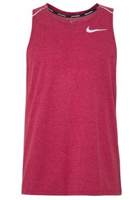 Rotes ärmelloses sportliches Tanktop aus atmungsaktivem Material, mit rundem Halsausschnitt und kleinen Perforationen für Belüftung. Nike-Logo vorhanden.