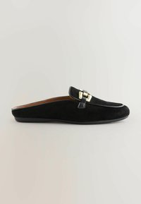 Czarne zamszowe buty wsuwane o niskim profilu, wyposażone w złotą podwójną klamrę jako akcent oraz gładkie skórzane wykończenie wzdłuż krawędzi.