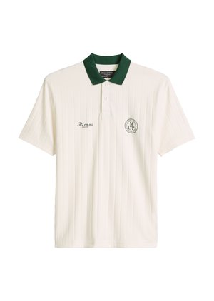 Λευκή κοντομάνικη πόλο μπλούζα με κάθετες ρίγες, σκούρο πράσινο γιακά, πατιλέτα με κουμπιά και μικρά τυπωμένα λογότυπα στο στήθος.