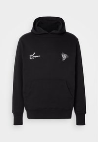 Sweat à capuche noir avec poche kangourou à l'avant, motif géométrique abstrait blanc sur le côté gauche de la poitrine, et logo texte circulaire blanc sur le côté droit de la poitrine.