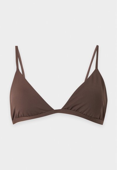 Soutien-gorge triangle marron avec fines bretelles réglables et bande élastique sous la poitrine, présenté à plat sur un fond clair.