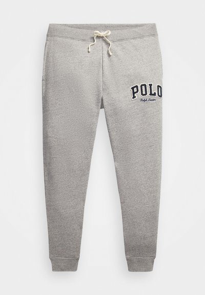 Grå joggerbukser med snor i taljen, ribbede ankelmanchetter, sidelommer og "POLO Ralph Lauren" logo på den øverste venstre lår.