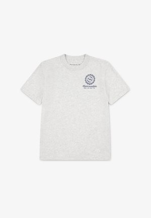 T-shirt grigia in cotone con maniche corte, scollo rotondo e logo Abercrombie blu navy stampato sul lato sinistro del petto. Texture liscia.