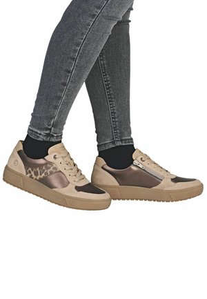 Baskets beiges et marron avec tige en cuir et textile, présentant un accent à imprimé léopard et une fermeture éclair sur le côté. Semelle en caoutchouc texturée.