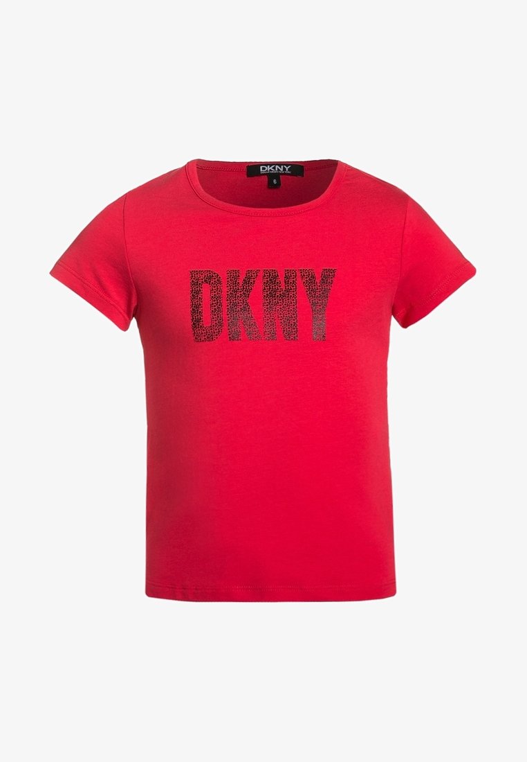 Rotes Baumwoll-T-Shirt mit kurzen Ärmeln, rundem Halsausschnitt und einem schwarzen Leopardenmuster-"DKNY"-Logo auf der Vorderseite. Glatte Textur, lässige Passform.
