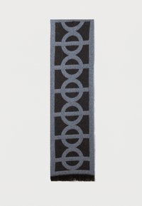 Wełniany szal z geometrycznym wzorem kołowym w jasnoszarym i ciemnoszarym kolorze, z frędzlami na końcach. Kształt prostokątny, miękka tekstura.