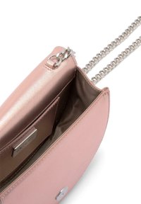 Bolso cruzado de piel rosa con un acabado metálico, que presenta una cadena como correa, un interior abierto y un pequeño bolsillo para tarjetas. Se aprecian acentos plateados.