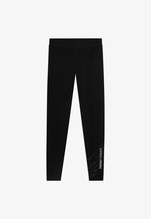 Leggings neri a tutta lunghezza con fascia elastica in vita, con la scritta "FREDDY TRAINING" e un sottile motivo a onde vicino alla parte inferiore della gamba destra.
