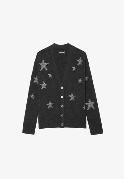 Cardigan gris foncé en tissu tricoté, avec des motifs d'étoiles argentées et un col en V, comportant six boutons devant. Texture et coupe ample.
