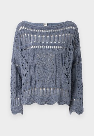 Heegeldatud pullover helesinises värvitoonis, millel on avatud muster, lühikesed varrukad ja laineline äär, esitades tekstuuriga kanga ja geomeetrilisi kujundeid.