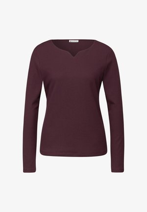 Bluzka z długim rękawem w głębokim bordowym kolorze, o fakturze prążkowanej, z szerokim dekoltem w kształcie litery V i zaokrąglonym dołem, wykonana z elastycznej tkaniny.