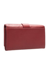 Portafoglio rosso in pelle con finitura testurizzata, forma rettangolare e chiusura a pattina anteriore. Presenta cuciture visibili e un design elegante.